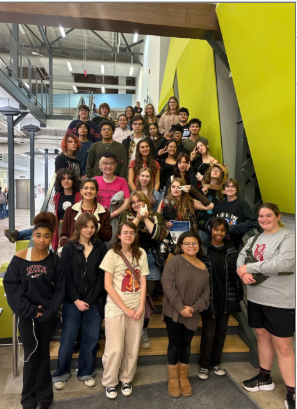  Group picture of the Students that went to the SeeArt trip!